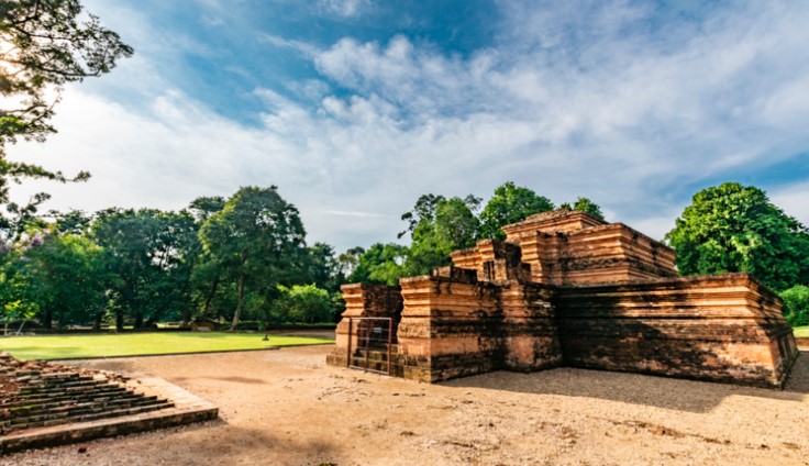 Candi Muaro Jambi yang kemungkinan besar merupakan peninggalan Kerajaan Sriwijaya dan Kerajaan Melayu